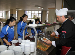 Genç Kızlar Sahaya İniyor