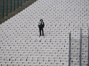 Tribünde Tek Başına