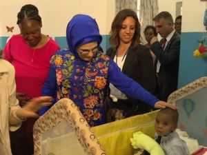 Emine Erdoğan Mozambik’te Yetimhane Ziyaret Etti