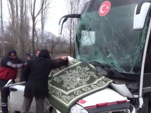 Yolcu Otobüsü İle Otomobil Çarpıştı: 3 Ölü, 5 Yaralı