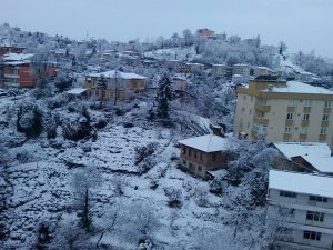 Rize Merkezde Kar Tutunamadı