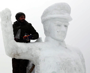 Rize'de Kardan Atatürk Heykeli Yapıldı