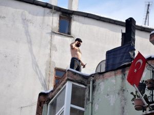 Soğuk Havaya Aldırış Etmeden Üstünü Çıkardı, İntihara Kalkıştı