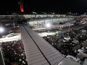 Binlerce Kişi Havalimanlarında Trump’ı Protesto Etti