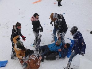 Rize'de Ayder Kardan Adam Şenliğinde İlginç Görüntüler