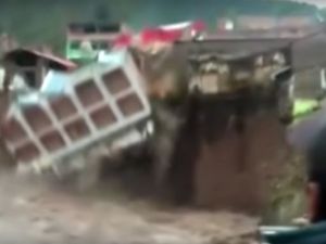 Sel Suları Araçları Sürükledi, Binaları Yıktı