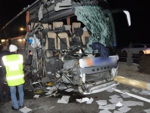 Otobüs Kamyona Arkadan Çarptı: 1 Ölü, 12 Yaralı