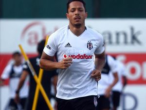 Adriano Eski Günlerine Döndü