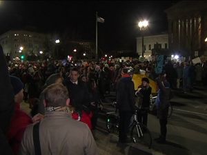 Demokratlardan Yüksek Mahkeme Önünde Trump Protestosu