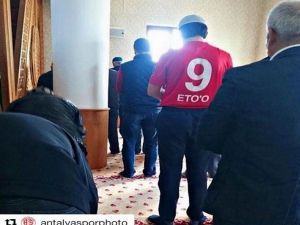Eto’o’dan ‘Namazlı’ Paylaşım
