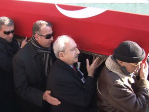 Kılıçdaroğlu Tabuta Omuz Verdi