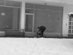 Montunu Çıkartıp Köpeğin Üzerini Örttü