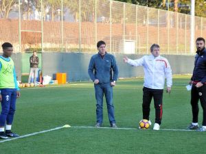 Alanyaspor’un Yeni Teknik Adamı Sahaya İndi