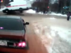 Otomobil Ambulansa Böyle Çarptı