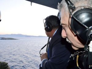 Yunan Bakan Kardak’a Havadan Çelenk Atttı