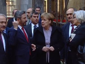 Merkel, Meclis’in Bombalanan Bölümlerini İnceledi