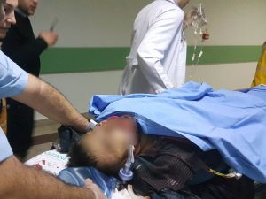 Saldırıya Uğrayan Kızı Kurtarırken Bıçaklandı