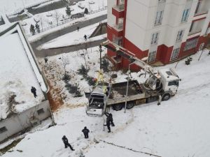 (Tekrar) Kontrolden Çıkan Araç Yaklaşık 30 Metre Yükseklikten Binanın Çatısına Düştü