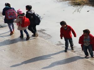 Akranları Okul Yolunda Onlar Yalın Ayak Yolda