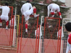 Kırmızı Kart Gören Futbolcu Tellerin Üstünden Atladı