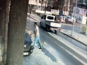 Kaldırımda Yürürken Az Kalsın Canından Oluyordu
