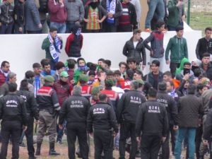 Taraftarlar Sahaya İndi: Ortalık Karıştı