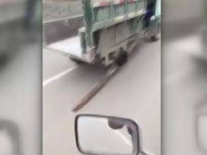 Bu Kamyonetin Bir Tekerleği Tahtadan