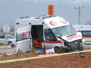 Hasta Nakil Ambulansı Kaza Yaptı: 2 Ölü, 4 Yaralı
