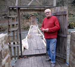 Rizeli Asma Köprüye Kilit Vurdu - VİDEO