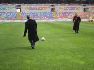 Bakanlar, Kadir Has Stadı’nda Top Oynadı