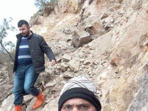 Heyelanlı Yolda Tehlikeli Geçiş
