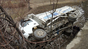 Yusufeli'de kamyon şarampole devrildi: 1 ölü, 5 yaralı