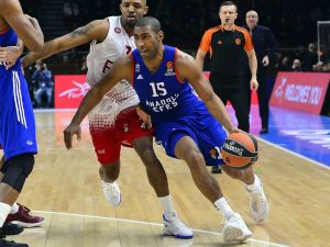 Anadolu Efes, İtalyan Temsilciye Fırsat Vermedi
