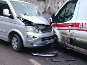 Artvin’de Hasta Taşıyan Ambulans Kaza Yaptı: 2 Yaralı
