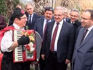 Bakan Bozdağ’a Sokak Şarkıcısından ’Türkiyem’ Ziyafeti