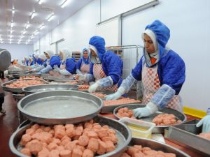 200 Kadın Kasap Binlerce Ton Et İşliyor