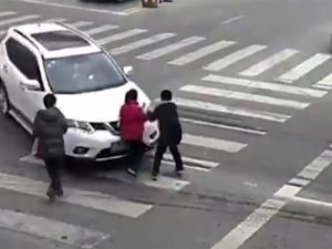 2 Yılda 8 Kaza Yapan Kadın Sürücü Bu Kez Yayaları Ezdi