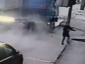 Tırın Altında Kalmaktan Son Anda Kurtuldu