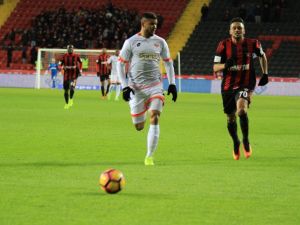 İlk Yarı Sessiz Bitti