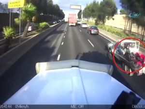 Motosiklet Kamyonetin Kasasına Uçtu: İşte O Anlar