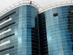 Sevgilisinin Sözlendiğini Duyunca Hastanenin Çatısına Çıktı