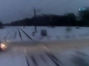 Tren Otomobile Böyle Çarptı