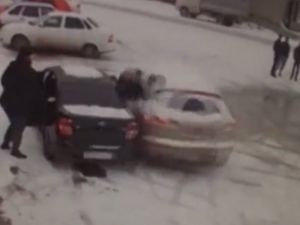 İki Otomobilin Arasında Böyle Sıkıştı