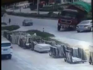 Kamyon Otomobilin Üzerine Devrildi