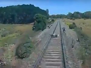 Motosikletli Trenin Altında Kalmaktan Son Anda Kurtuldu
