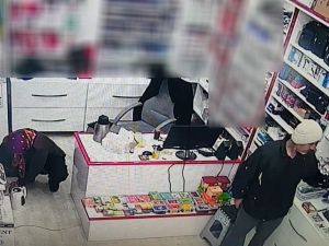Hırsızlık Yaptığı Dükkanda Oturup Çay İçti