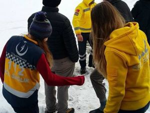 Kar Kalınlığının 3 Metreyi Bulduğu Camili’de Hasta Kurtarma Operasyonu
