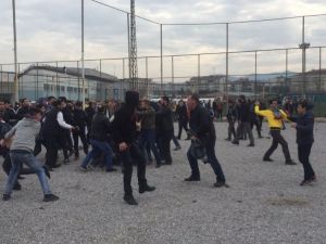 Taraftar Taşla Tesislere Saldırdı: 2 Polis Yaralandı