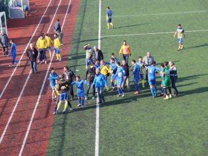 Taraftarın Attığı Taş Futbolcunun Burnunu Kırdı
