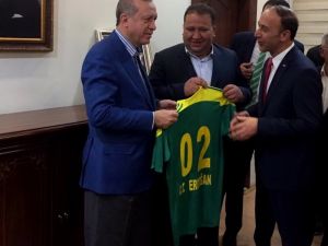 Cumhurbaşkanı Erdoğan’a Özel Forma Hediye Edildi